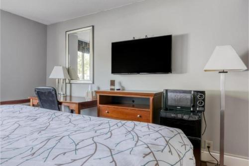 Ένα ή περισσότερα κρεβάτια σε δωμάτιο στο OYO Hotel Memphis TN I-40