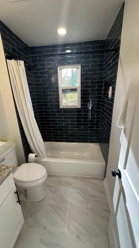 Ένα μπάνιο στο Renovated 2BR DT Marietta Braves