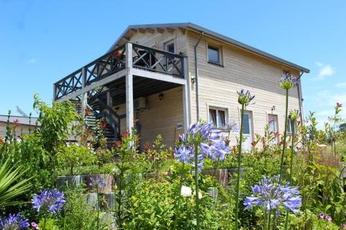 a house with a garden in front of it at O Gato do Mar in Viana do Castelo