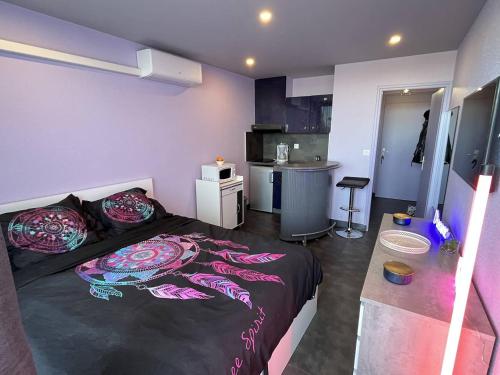 Cette petite chambre comprend un lit et une cuisine. dans l'établissement Studio 2 couchages CAP D'AGDE NATURISME CN060-L51, au Cap d'Agde