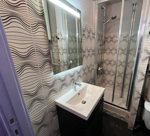 Studio 2 couchages CAP D'AGDE NATURISME CN060-L51 في كاب داغد: حمام مع حوض ودش ومرآة