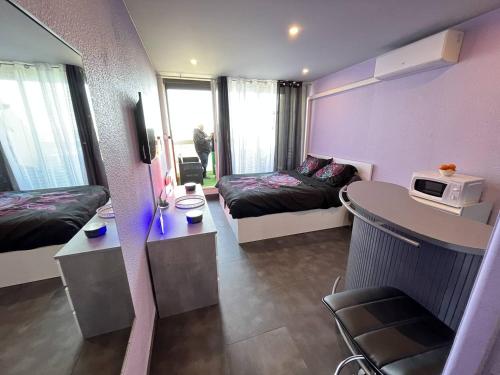 Studio 2 couchages CAP D'AGDE NATURISME CN060-L51 في كاب داغد: غرفة صغيرة بها سرير وأريكة