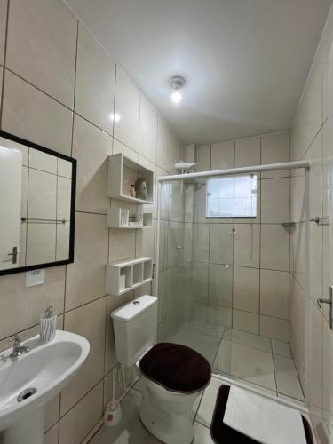 ein Badezimmer mit Dusche, Toilette und Waschbecken in der Unterkunft Aconchegante Cantinho 202 in Penha
