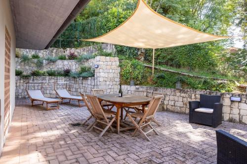 a patio with a table and chairs and a tent at Villino alla Colonna in Monteriggioni