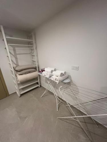 Cette chambre dispose d'une table en verre avec des serviettes. dans l'établissement Appartement les orangers MENTON, à Menton