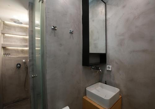 Emily in Athens - Central design awarded flat Syntagma E3