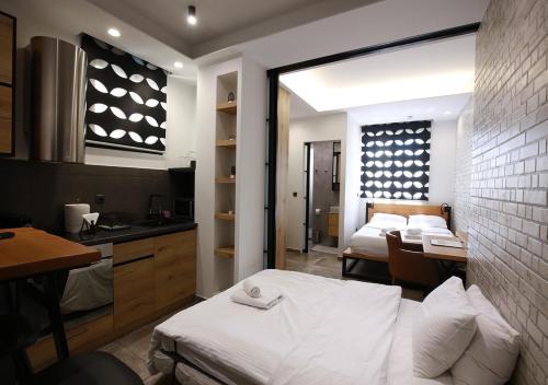 Emily in Athens - Central design awarded flat Syntagma E3