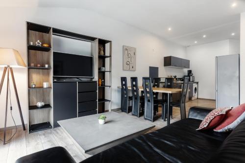 un salon avec un canapé et une table dans l'établissement 2 chambres, hyper-centre, stationnement privé gratuit, à Bourg-en-Bresse