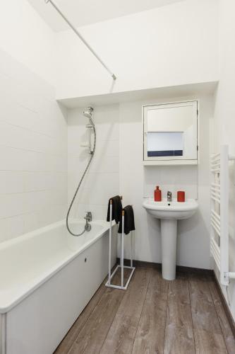 La salle de bains est pourvue d'un lavabo, d'une baignoire et de toilettes. dans l'établissement 2 chambres, hyper-centre, stationnement privé gratuit, à Bourg-en-Bresse