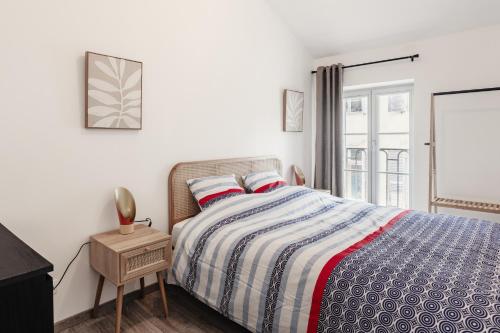 une chambre blanche avec un lit et une fenêtre dans l'établissement 2 chambres, hyper-centre, stationnement privé gratuit, à Bourg-en-Bresse
