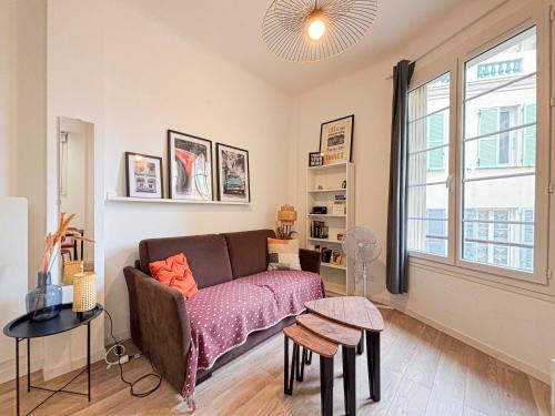 un salon avec un canapé et une table dans l'établissement Le Saint Honoré - 3 pers, Wifi, proche mer, à Nice