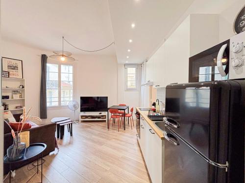 Il comprend une cuisine et un salon avec un réfrigérateur noir. dans l'établissement Le Saint Honoré - 3 pers, Wifi, proche mer, à Nice