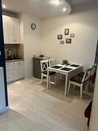 Kuchyň nebo kuchyňský kout v ubytování Apartament Rubin klimatyczny apartament w samym centrum Bielska
