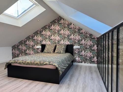 a bedroom with a bed in a attic at 70m2 climatisé - Parking privé - Terrasse - 2 chambres - Lycée Roosevelt - Reims Arena in Reims