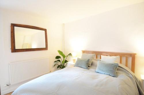Ένα ή περισσότερα κρεβάτια σε δωμάτιο στο Cosy flat in heart of Woodstock