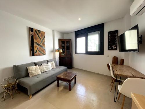 Elegant apartment, central, pool and parking