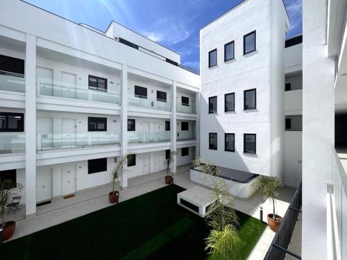 Elegant apartment, central, pool and parking