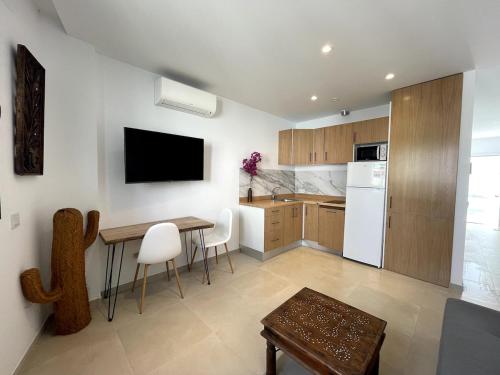 Elegant apartment, central, pool and parking