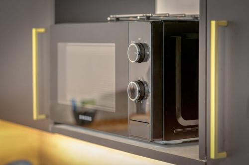 La cuisine est équipée d'un four micro-ondes et d'un comptoir. dans l'établissement La Suite quartier de la gare, à Yvetot