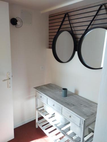 2 miroirs suspendus au-dessus d'une commode dans une pièce dans l'établissement Appartement à la campagne, à Génillé