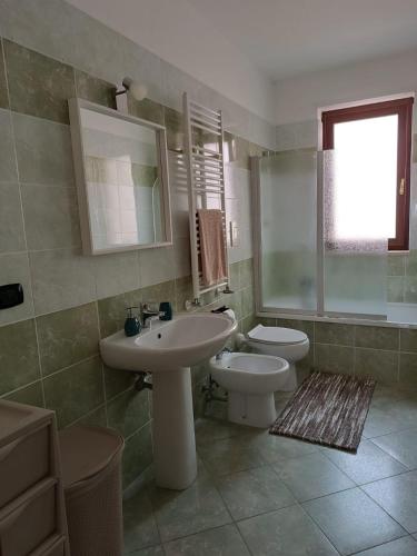 un baño con lavabo e inodoro en Quercia Marina, en Bisceglie
