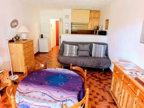un salon avec un canapé et une table dans l'établissement Coquet appartement avec piscine à 200m de la plage, à Bandol