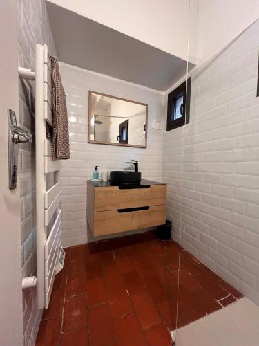 une salle de bain avec un lavabo et un miroir dans l'établissement Bastidon provençal Aix-en-Provence plein cœur de la forêt avec vue unique, au Tholonet