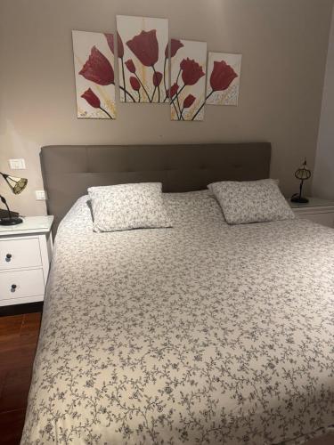 una camera da letto con un letto con rose rosse sopra di Casita La Mercería a Güímar