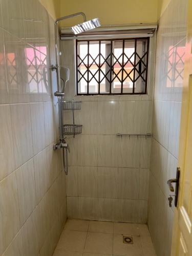 Luxury Tema community 25 gated 3-bedroom house - Fivehills homesにあるバスルーム