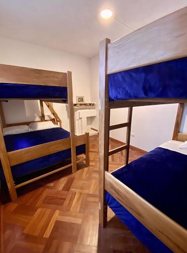 2 letti a castello in una camera con pavimenti in legno. di Gutierrez Hostel a Lima