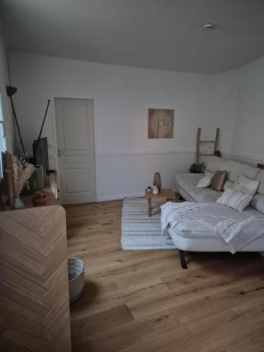 Cette chambre blanche dispose d'un lit et d'un canapé. dans l'établissement Echoppe Bordelaise, à Bordeaux