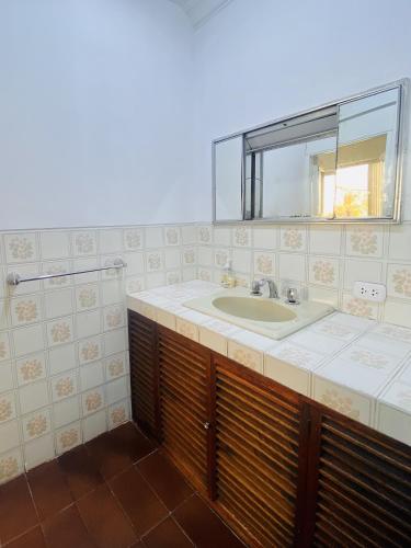 un bagno con lavandino e specchio di Gutierrez Hostel a Lima