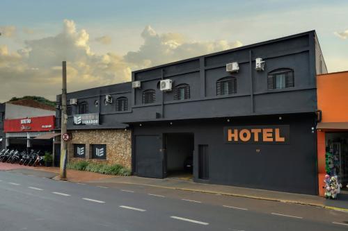 un edificio alberghiero sul lato di una strada di HOTEL SENADoR a Ribeirão Preto