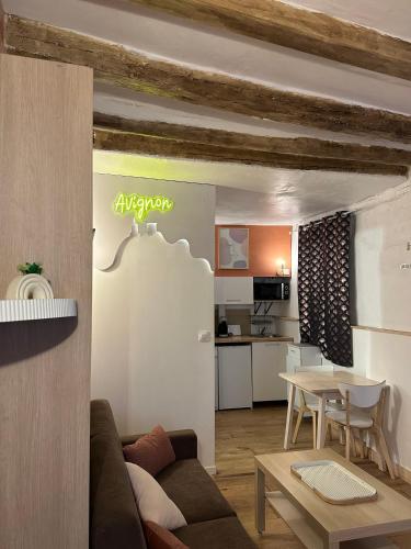 un salon avec un canapé et une table dans l'établissement Magnifique Cocon Intra-Muros - Studio de Charme au Coeur d'Avignon, à Avignon