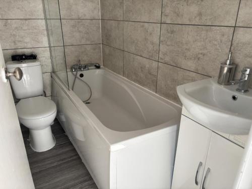 a bathroom with a toilet and a tub and a sink at Chalkwell Aparthotel Short & Long Stays Welcome, Leisure , Relocation , Business Stays , Contractors in Kent