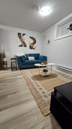 Χώρος καθιστικού στο Brand New Stylish Heartland Suite!