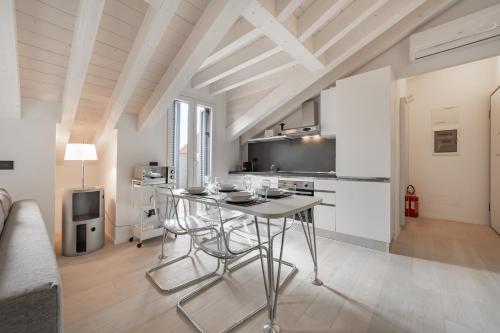 10 min walk from Prada, Bocconi and Metro