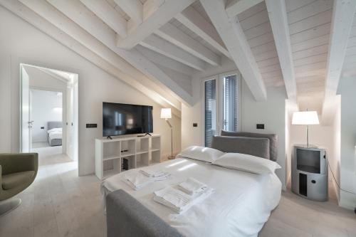 10 min walk from Prada, Bocconi and Metro