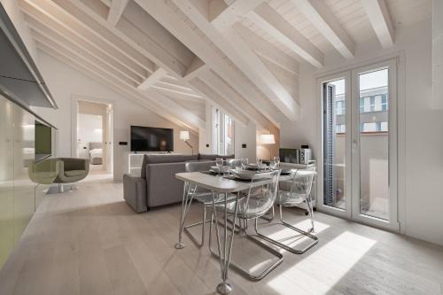 10 min walk from Prada, Bocconi and Metro