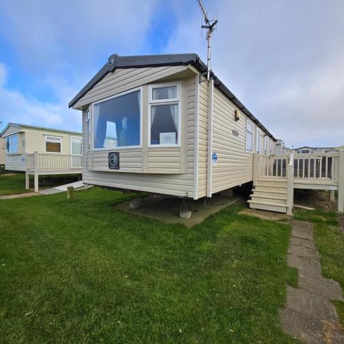 a mobile home is parked in a yard at Spruce ridge 20 in Filey