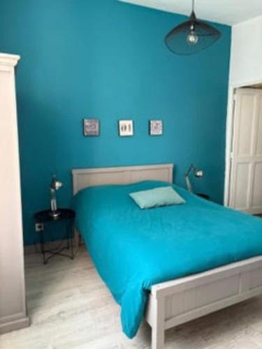- une chambre bleue dotée d'un lit avec un mur bleu dans l'établissement T2 Elégant Avignon Coeur Historique Climatisé, à Avignon