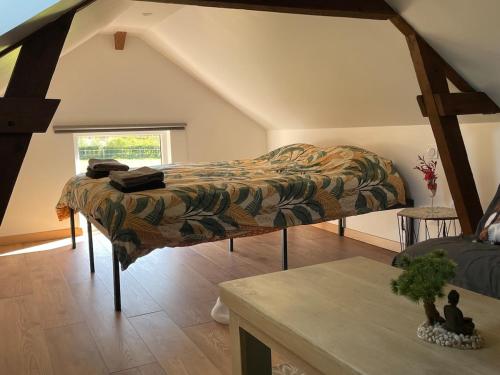 Postel nebo postele na pokoji v ubytování Gîte du Paradis Normand