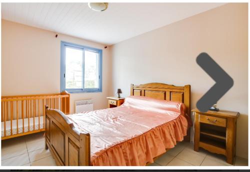 - une chambre avec un lit mural dans l'établissement Le petit poucet, à Biscarrosse