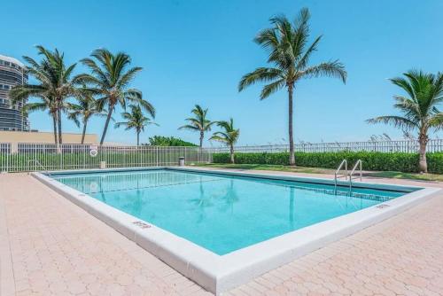 Bazén v ubytování Hutchinson Island BeachFront Heated Pool Balcony Top Floor Amazing View nebo v jeho okolí