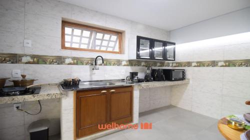 una cocina con fregadero y encimera en Aconchego e Vista Deslumbrante em Miguel Pereira - RJ, en Miguel Pereira