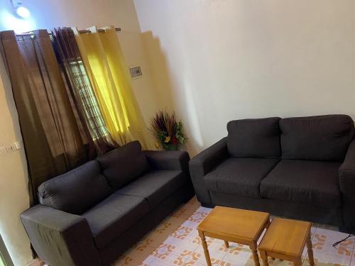 a living room with a couch and a table at Appartement Performance in Cotonou