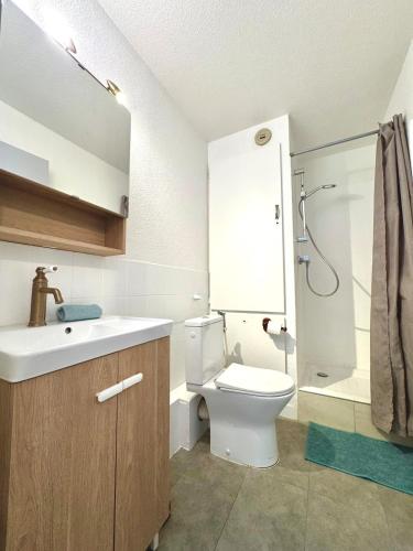 une salle de bain avec toilettes, lavabo et douche dans l'établissement Petite Calédonie-Clim-Proche mer, à La Grande Motte