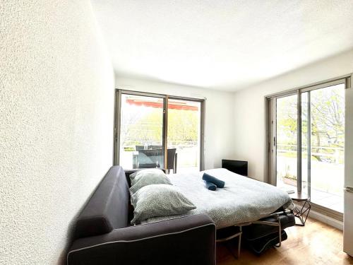 - une chambre avec un lit doté de 4 oreillers dans l'établissement Petite Calédonie-Clim-Proche mer, à La Grande Motte