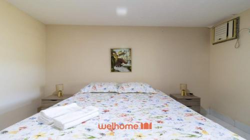 Un dormitorio con una cama con toallas. en Apartamento em Miguel Pereira com Varanda Ampla, en Miguel Pereira