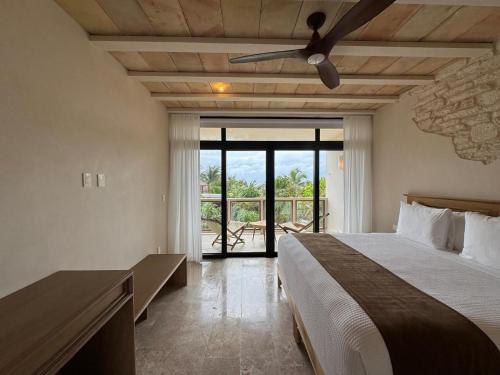 Ένα ή περισσότερα κρεβάτια σε δωμάτιο στο Azucar Hotel Tulum